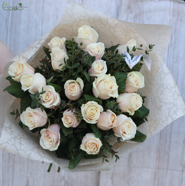 Blumenlieferung nach Budapest - 20 Creme Rosen in einem runden Bouquet