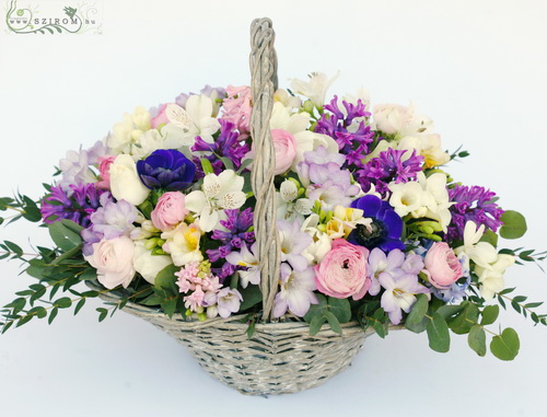 flower delivery Budapest - spring basket (52 stems)