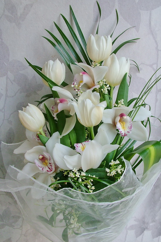 flower delivery Budapest -  white tulips with white orchids (15 stems)