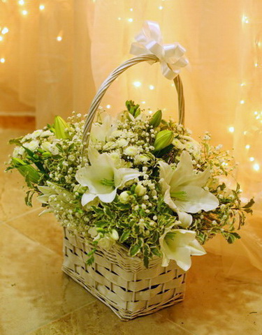 flower delivery Budapest - big white basket (25 stems)