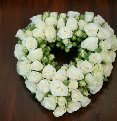 flower delivery Budapest - white mini rose heart (17cm)