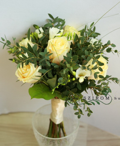 flower delivery Budapest - small fuzzy rose - freesia bouquet (11 stems)