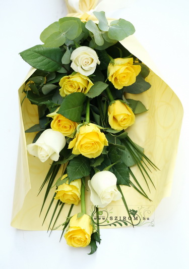 Blumenlieferung nach Budapest - 10 gelbe und weiße Rosen in einem hohen Bouquet