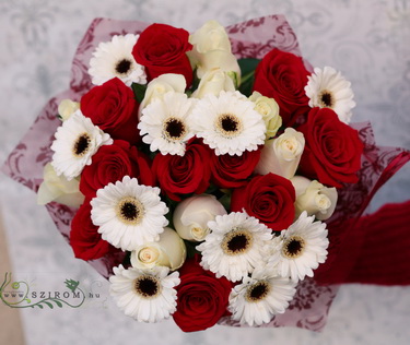 Virágküldés Budapest - vörös és fehér rózsa és gerbera gömbcsokorban (30 szál)