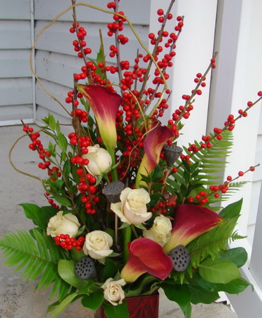 flower delivery Budapest - tall bouquet with ilex, calla and roses 