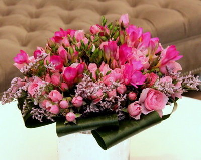 Blumenlieferung nach Budapest - Mini-Rosen mit Freesien (17 Stämme)