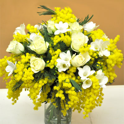 flower delivery Budapest - mimosa and roses in vase (27 stems)