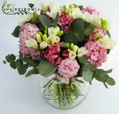 flower delivery Budapest - freesia and hyacinth in a glass ball (20 stems)