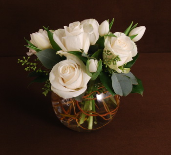 flower delivery Budapest - white roses and tulips in a glass ball (10 stems)