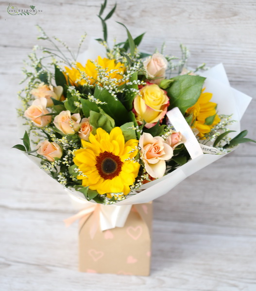 Kleinen Blumenstrauß mit Sonnenblumen und wilden Blumen im Papiervase (10 Stämme)