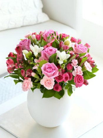 flower delivery Budapest - arrangement with roses in ceramic pot (21 stems)