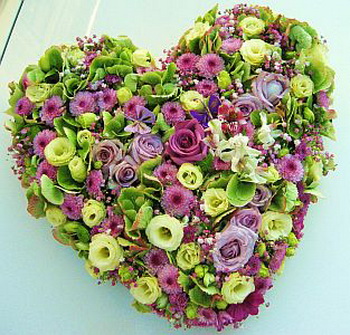 flower delivery Budapest - pillow heart of 100 flowers