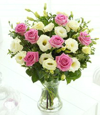 flower delivery Budapest - roses and lisiantuhses in a vase (15 stems)