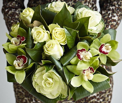 flower delivery Budapest - roses, green orchids, brassica (13 stems)