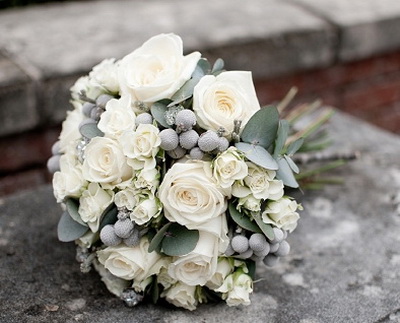flower delivery Budapest - white roses with silver brunnia (20 stems)