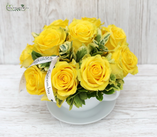 flower delivery Budapest - a cup of yellow roses (9 stems)