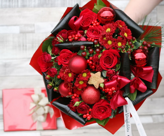 flower delivery Budapest - red bouquet with bonbons (24 stems)