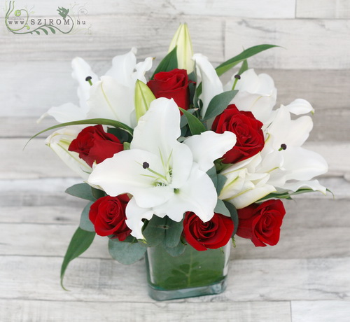 flower delivery Budapest - glass cube with red roses and lilies (11 stems)