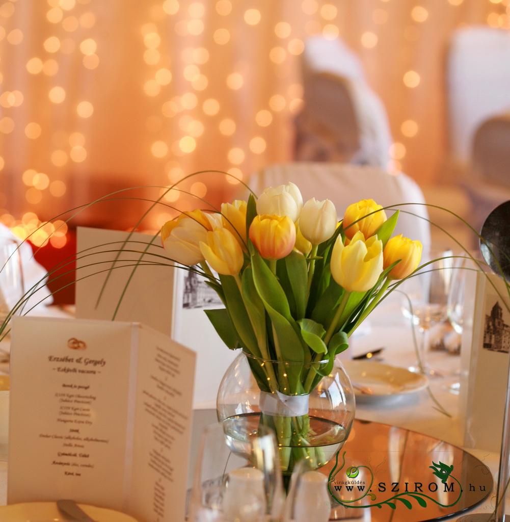 asztaldísz tulipánnal, üveggömbben, Hilton Budapest, narancs, esküvő