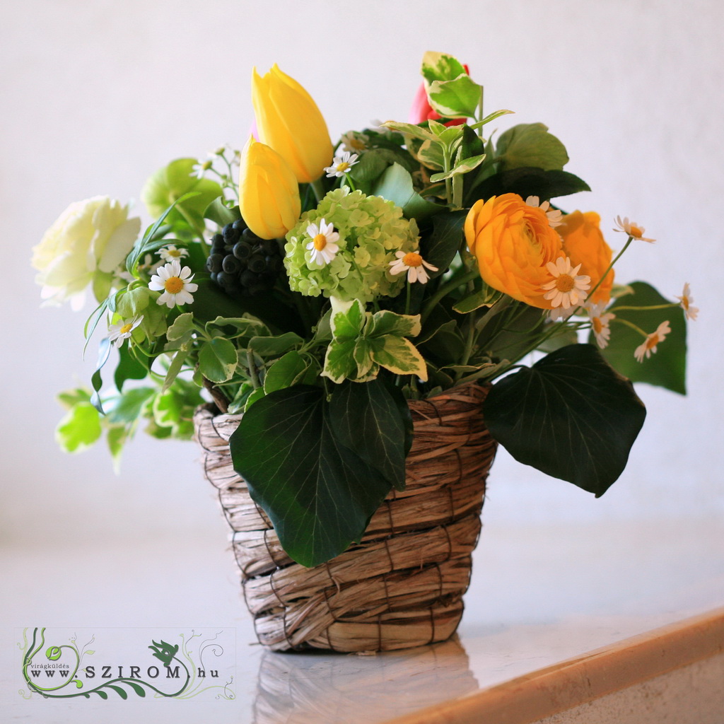 Kosaras esküvői asztaldísz tavaszi virágokból (tulipán, boglárka, kamilla, sárga)