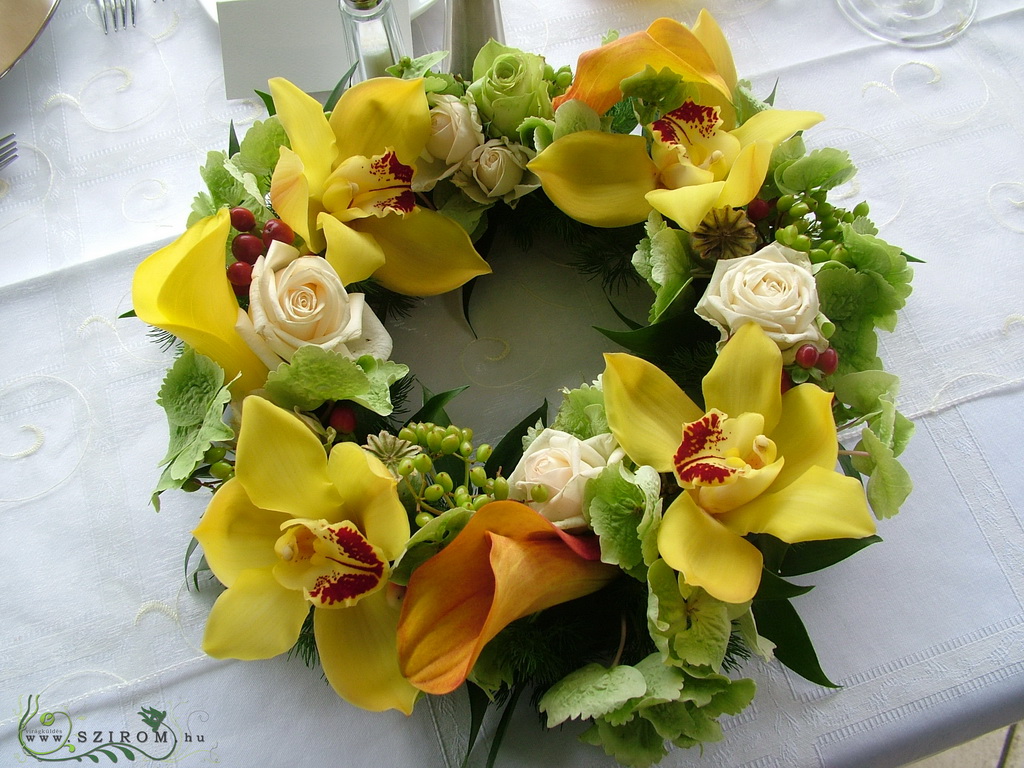 Esküvői kerek asztaldísz, Robinson étterem Budapest (orchidea, rózsa, kála, hortenzia, sárga, narancs)
