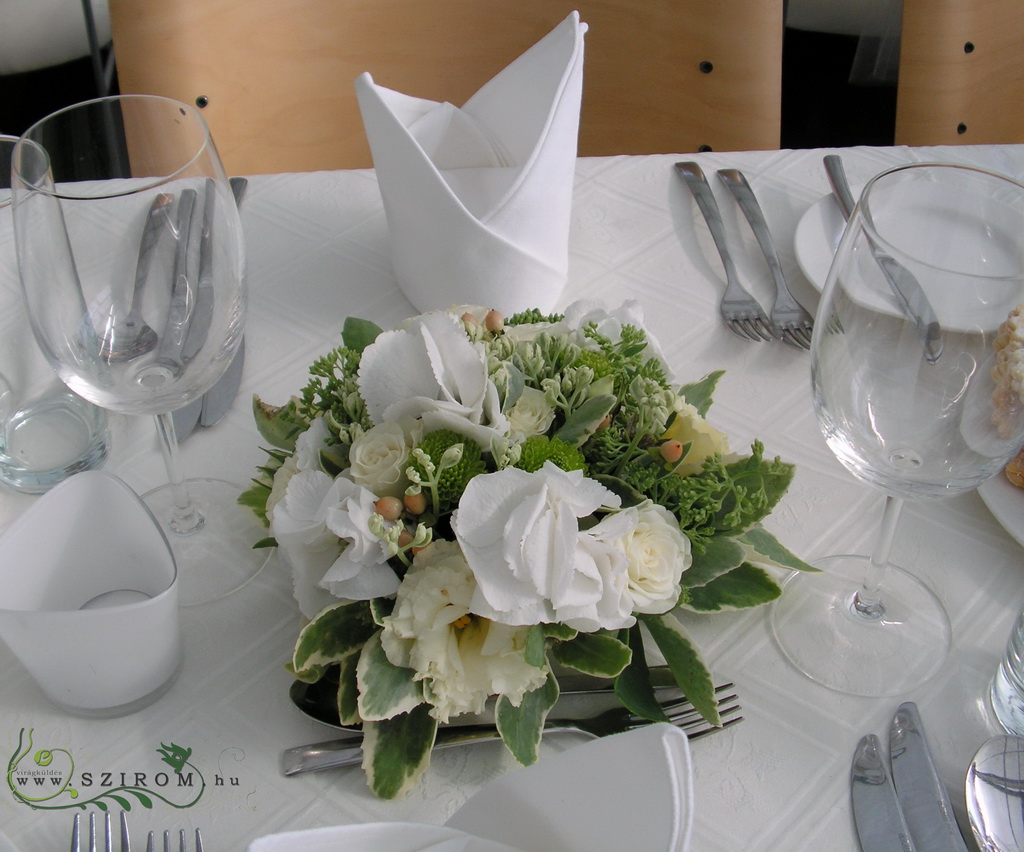 kis kerek asztaldísz , Spoon Budapest (hortenzia, rózsa, liziantusz, gomb krizi, sedum), esküvő