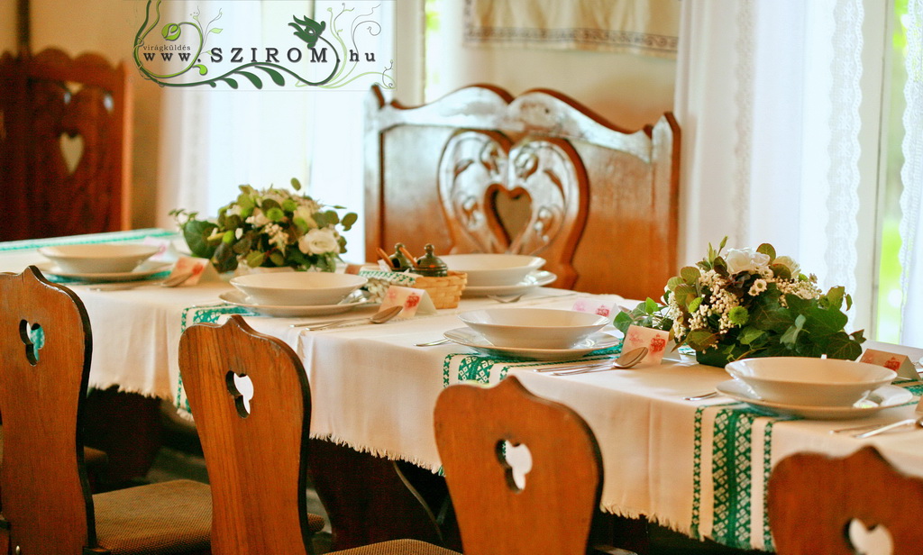 kis rusztikus asztaldísz (liziantusz, rezgő, santini, gombkrizi), esküvő