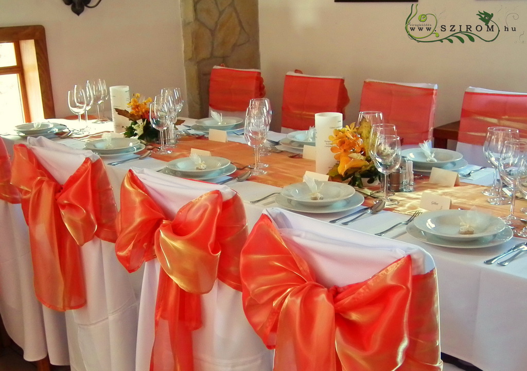 kis narancs asztaldísz (mokara orchidea, kála, rózsa, liziantusz, narancs), esküvő