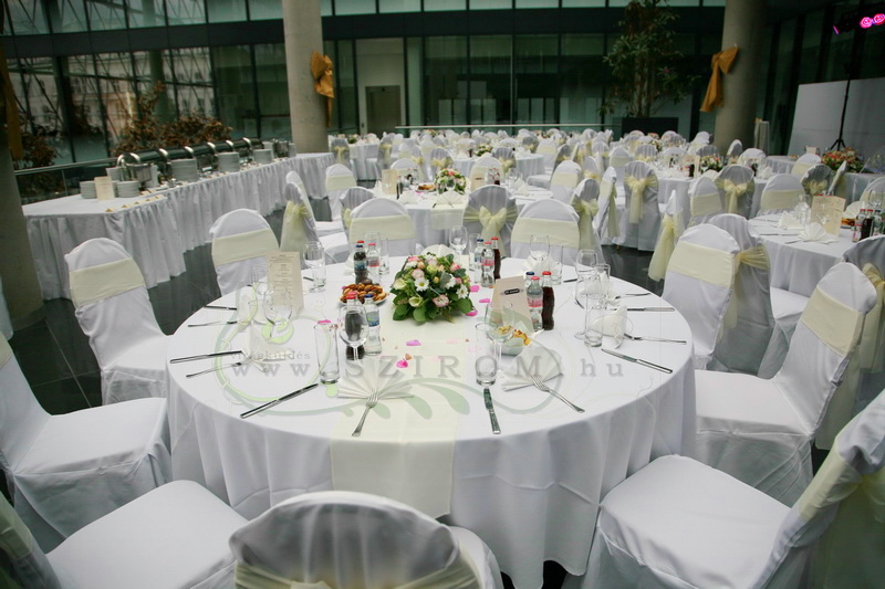 kerek asztaldísz pasztel virágokkal , Üvegpalota Budapest (angol rózsa, liziantusz, krizi, pink), esküvő