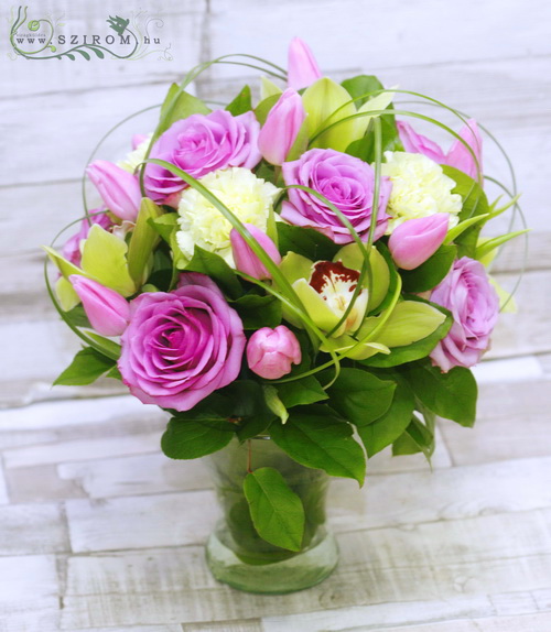 Blumenlieferung nach Budapest - Orchideen, Rosen, Tulpen in der Vase (26 Stämme)