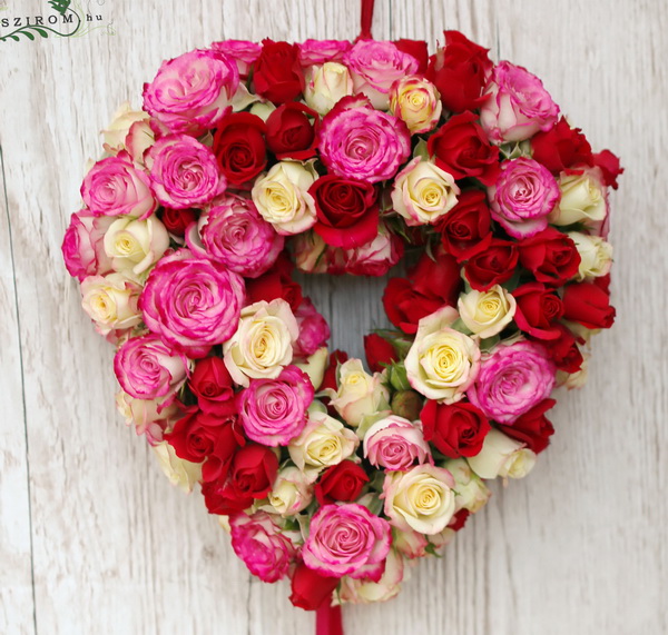 flower delivery Budapest - mini roses heart, colorful (20cm)