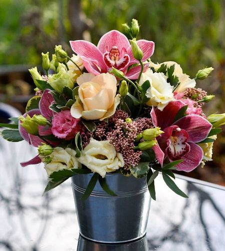 flower delivery Budapest - arrangement with orchids, roses and lisianthus (16 stems)