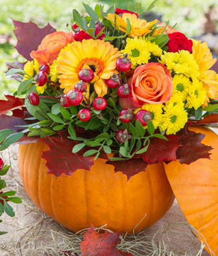 flower delivery Budapest - autumn bouquet with berries in a pumpkin (11 stems)