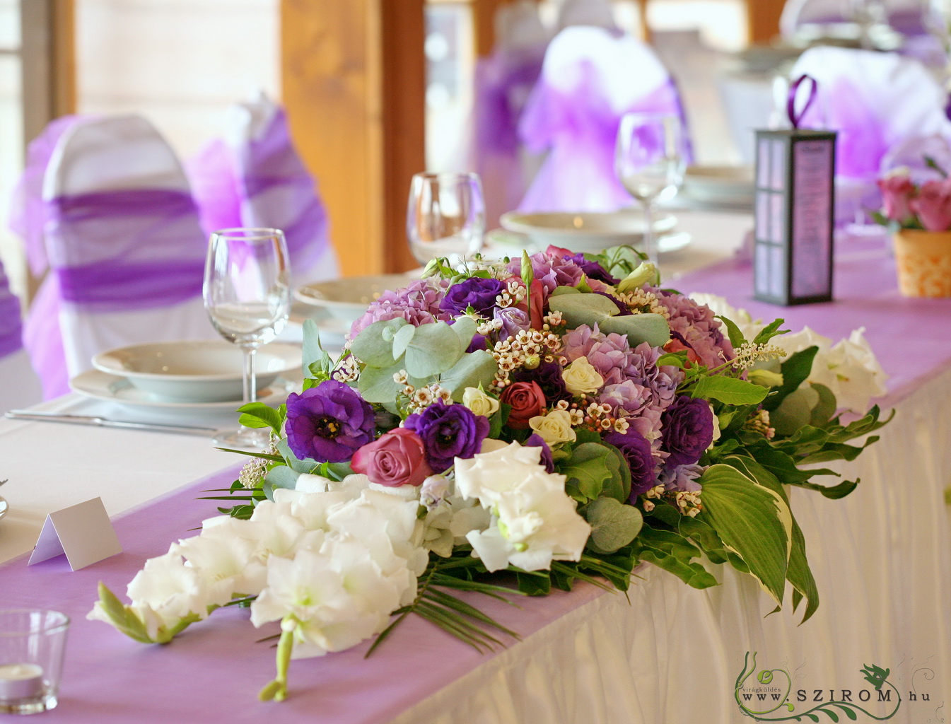 főasztaldísz (rózsa, kardvirág, liziantusz, hortenzia, wax, lila), Petneházy Club, esküvő