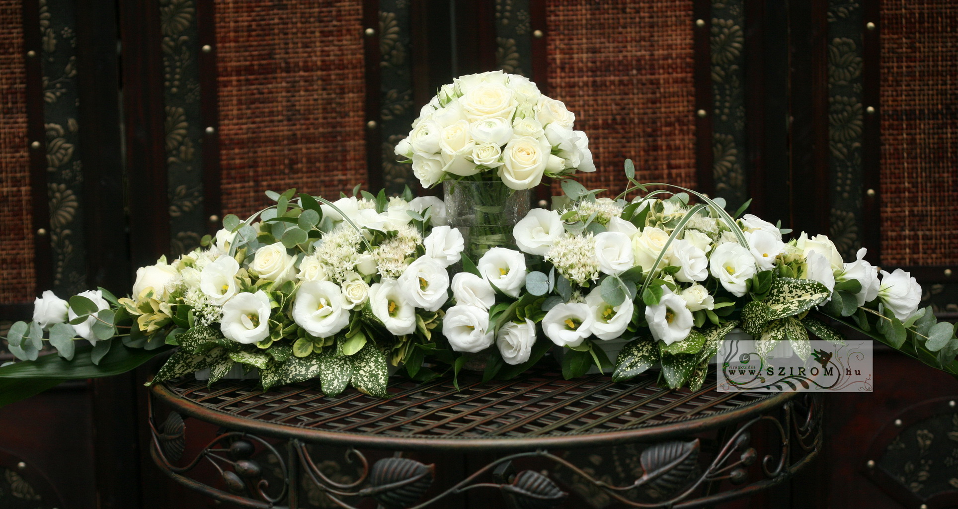 Főasztaldísz , menyasszonyi csokor belerakható (rózsa, liziantusz, sedum, fehér), Hotel Normafa, esküvő