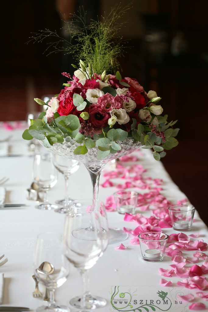 Főasztaldísz Gresham Budapest (koktél pohár, rózsa, liziantusz, orchidea, sóvirág, bordó, rózsaszín), esküvő