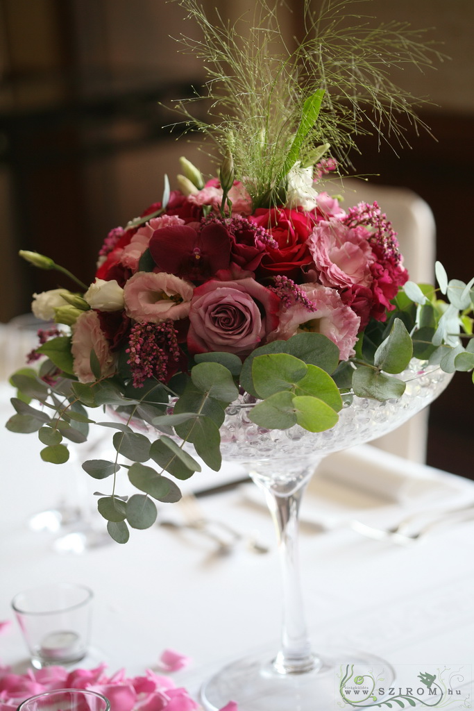 Főasztaldísz Gresham Budapest (koktél pohár, rózsa, liziantusz, orchidea, sóvirág, bordó, rózsaszín), esküvő