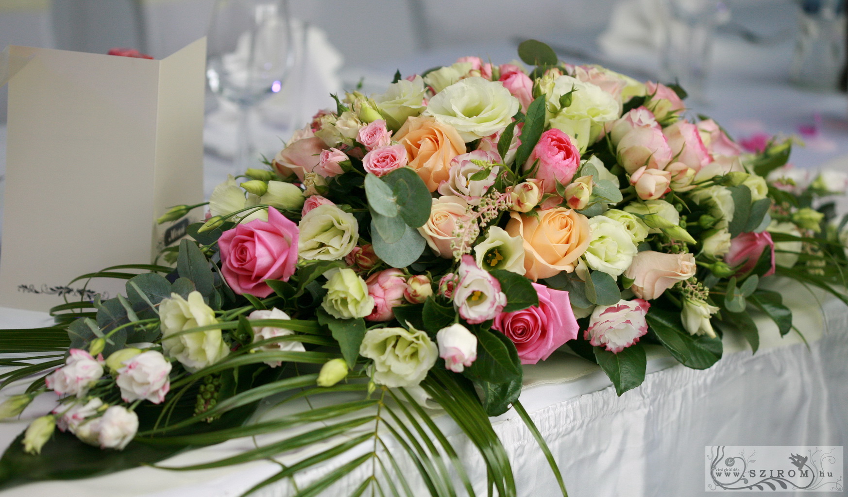Főasztaldísz sok virággal (angol rózsa, rózsa, liziantusz, bokros rózsa, rózsaszín, barack ) Átrium Caffé Budapest, Kristály ház, esküvő