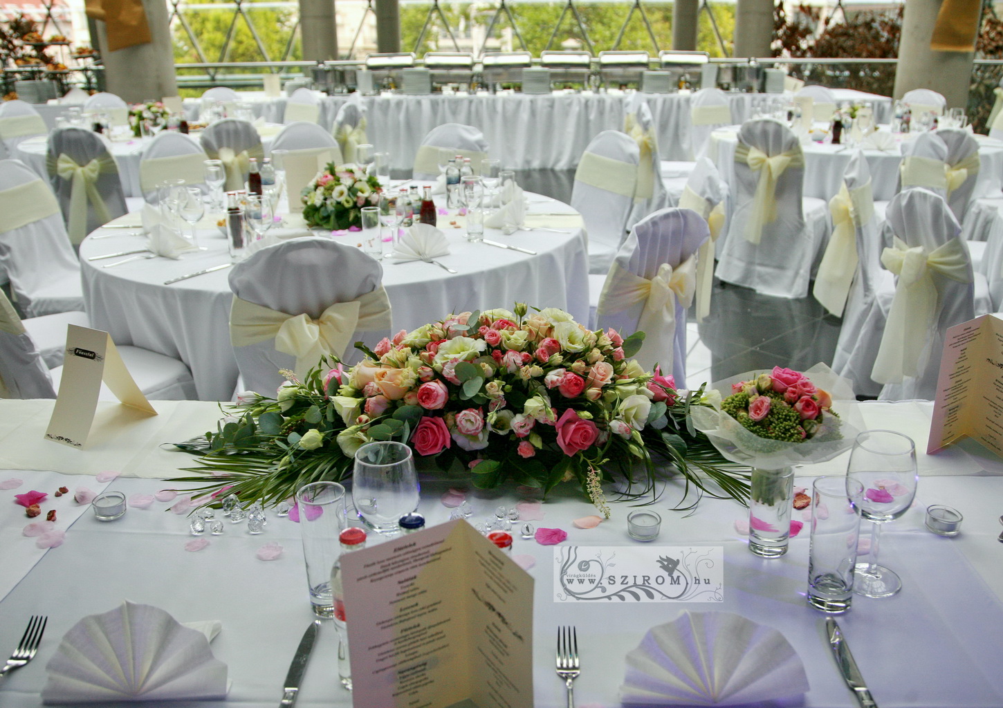 Főasztaldísz (angol rózsa, rózsa, liziantusz, bokros rózsa fehér, barack, rózsaszín),  Átrium Caffé Budapest, Kristály ház, esküvő