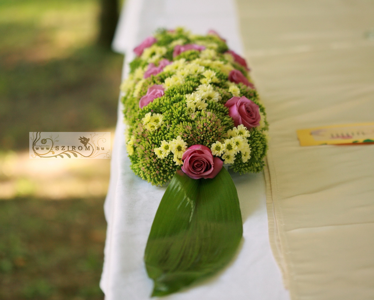 Főasztaldísz (rózsaszín rózsa, zöld varjúháj, santini), Óbuda, esküvő