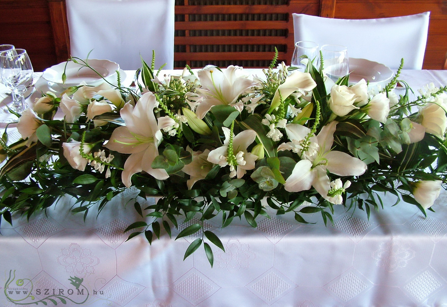 Főasztaldísz (fehér liliom, rózsa, liziantusz, gyertyavirág, agapanthusz ), Lázár Lovaspark, esküvő