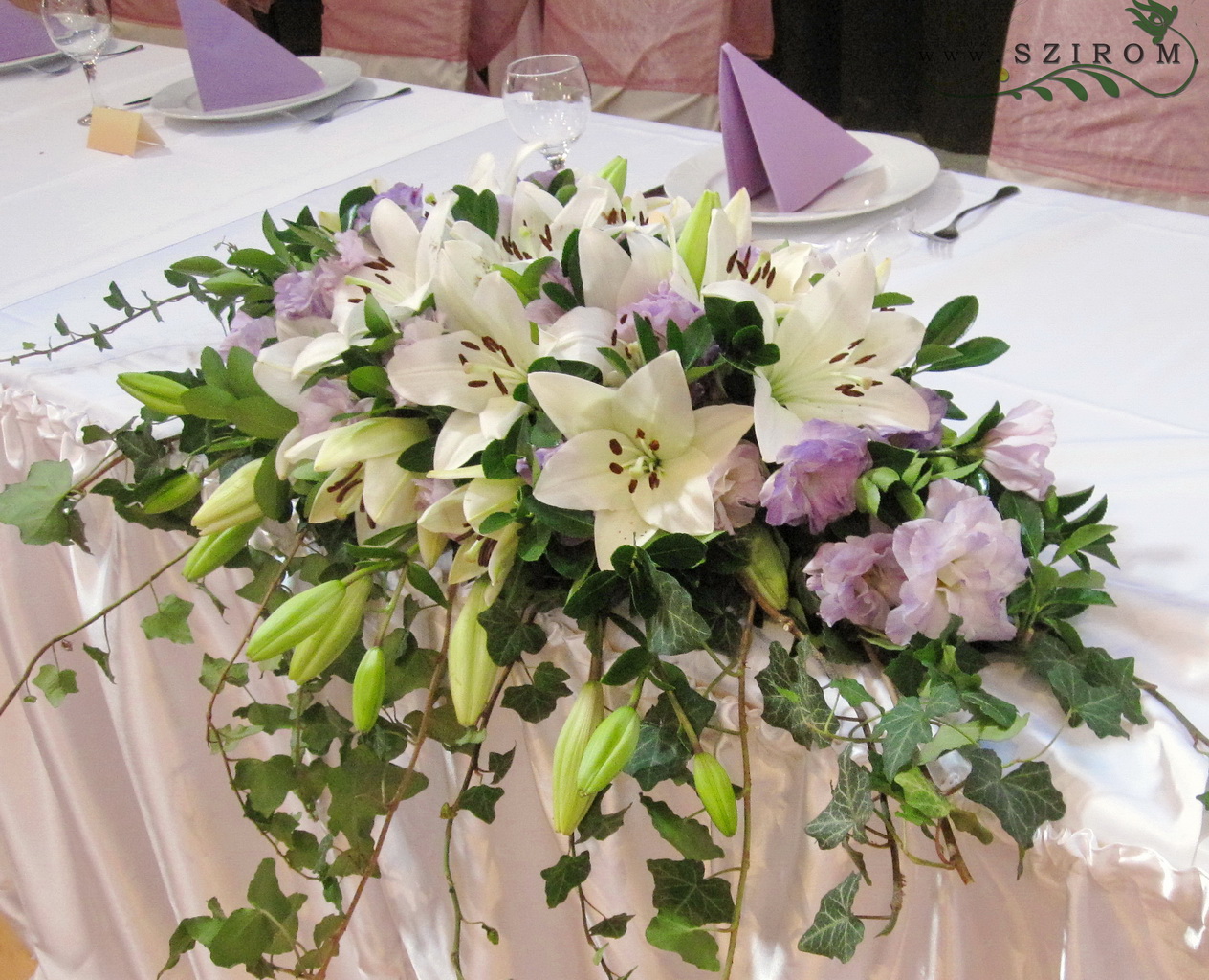 Főasztaldísz (ázsiai liliom, liziantusz, lila, krém), esküvő