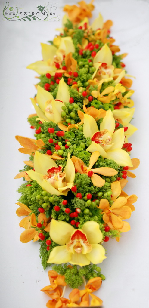 Főasztaldísz (orchidea, krizi, hypericum, sárga, narancs), esküvő