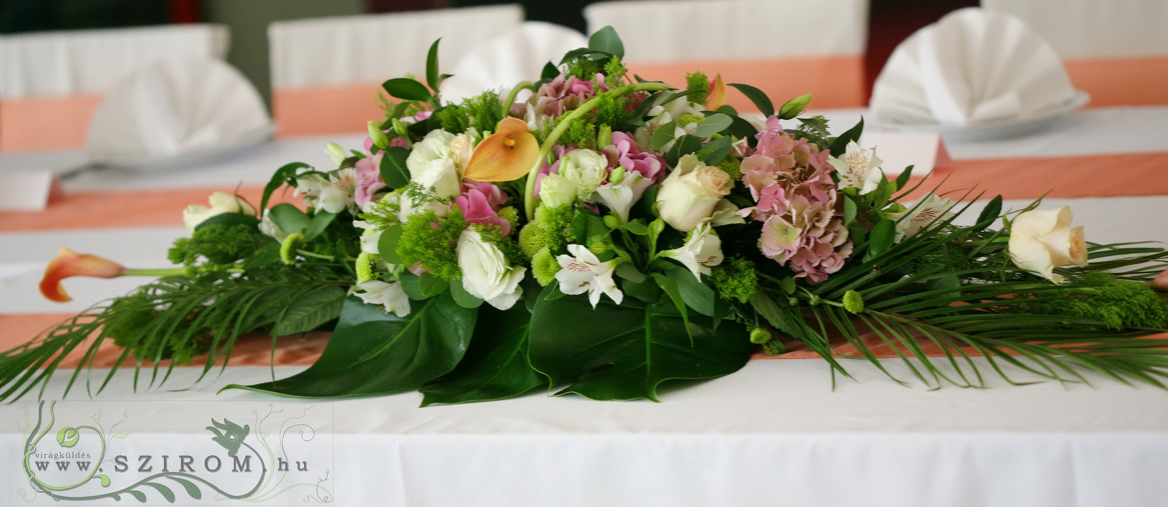 Főasztaldísz (hortenzia, rózsa, liziantusz, gomb krizi, kála, barack, krém), Symbol Budapest, esküvő