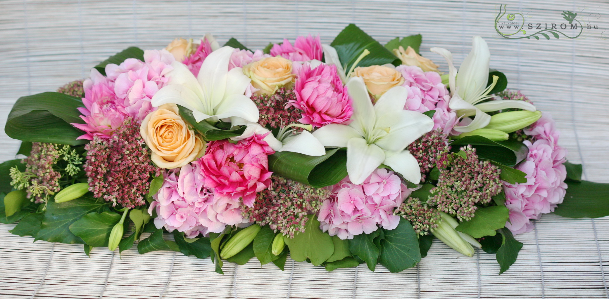 Főasztaldísz (hortenzia, rózsa, dália, sedum, rózsaszín, fehér, barack), esküvő