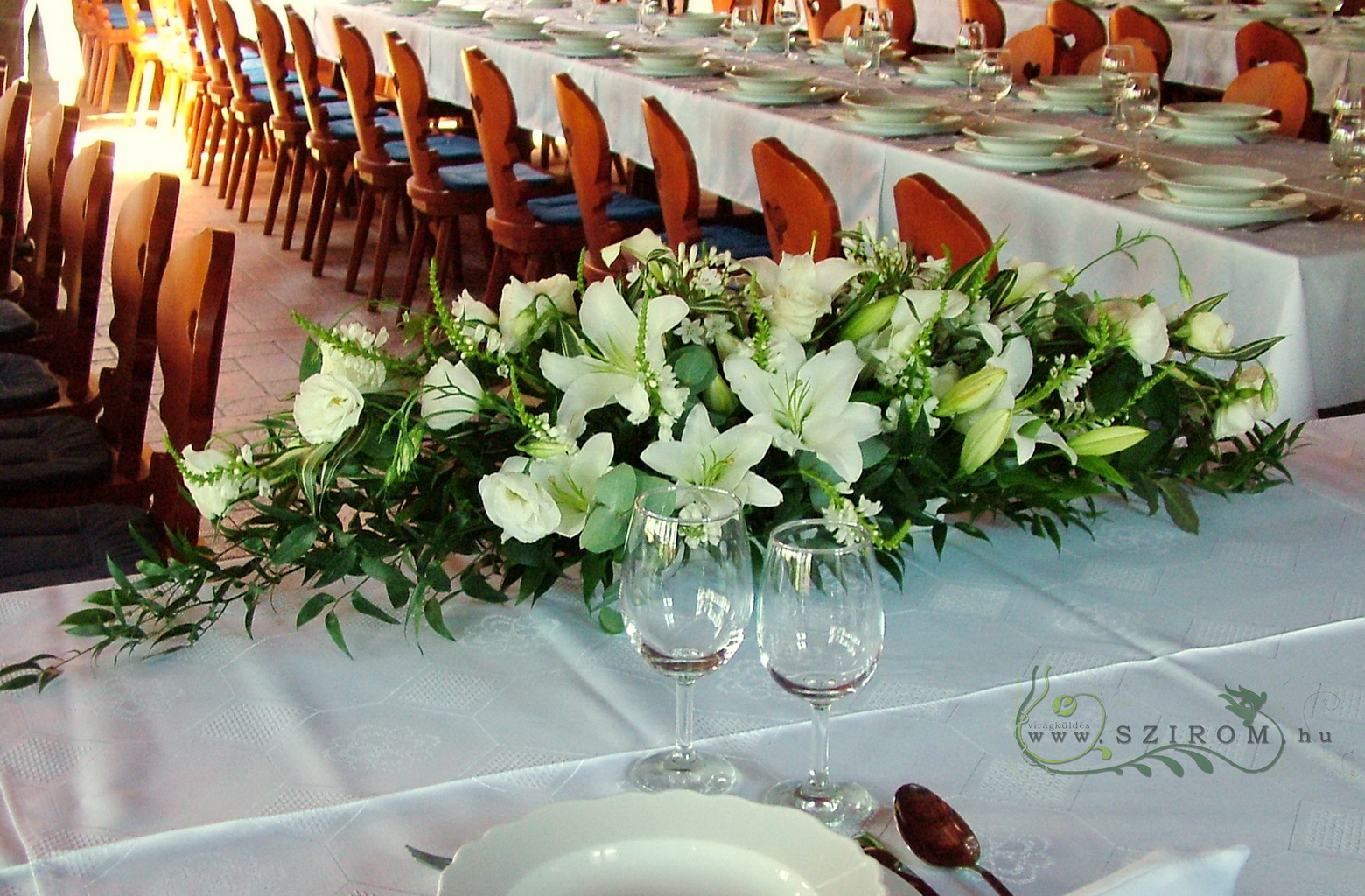 Főasztaldísz (fehér liliom, gyertya virág, agapanthus), Domonyvölgy, esküvő