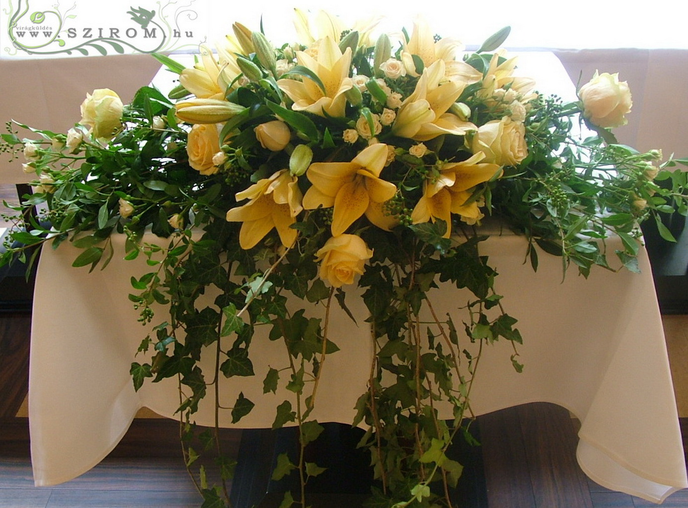 Főasztaldísz (rózsa, bokros rózsa, ázsiai liliom, barack), esküvő