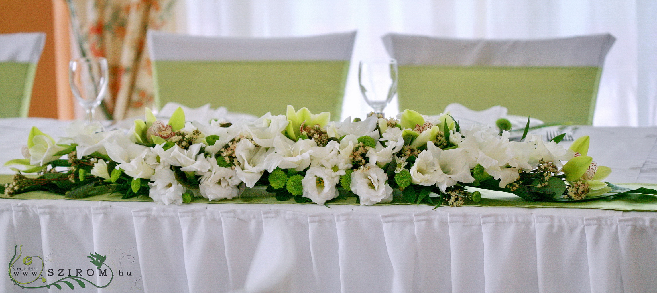 Főasztaldísz (kardvirág, gombkrizi, orchidea, zöld, fehér), esküvő