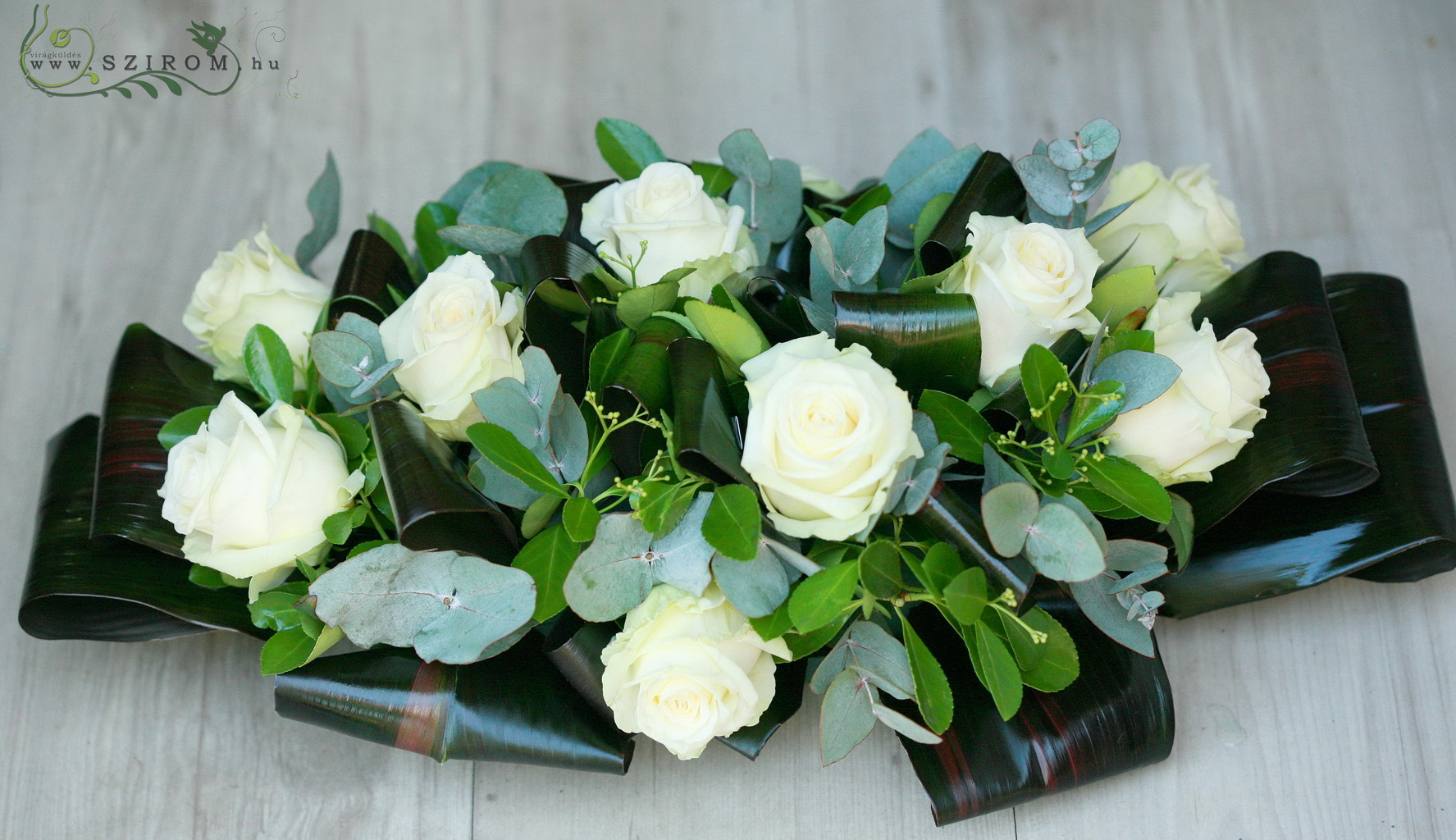 Főasztaldísz (rózsa, cordyline, fehér), esküvő
