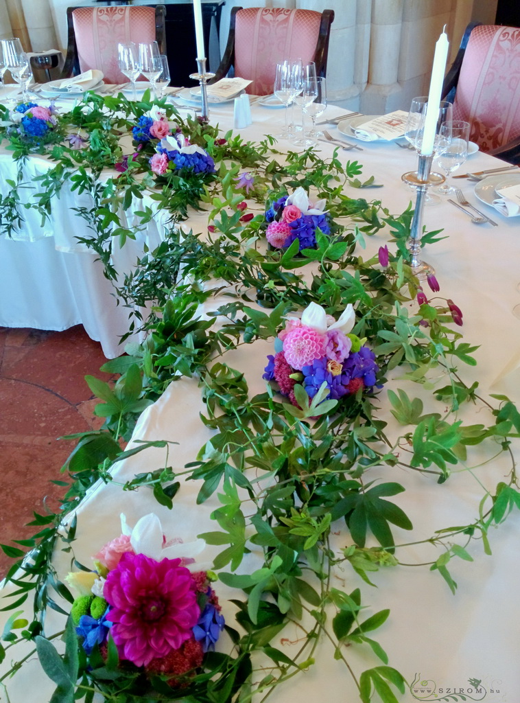 Főasztaldísz (golgota indák , hortenzia, liziantusz, dália, lila, kék, rózsaszín ) Halász Bástya Étterem, esküvő